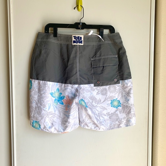 Toes on The Noes board shorts 🩳 - Picture 2 of 3